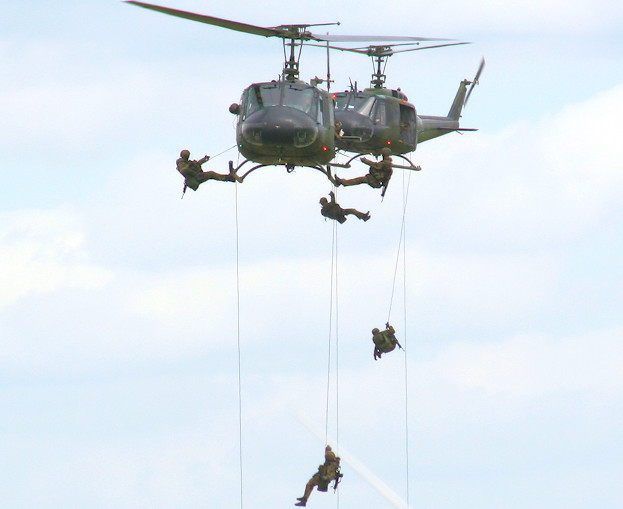 Bell UH-1D Iroquois - Absetzen von Soldaten