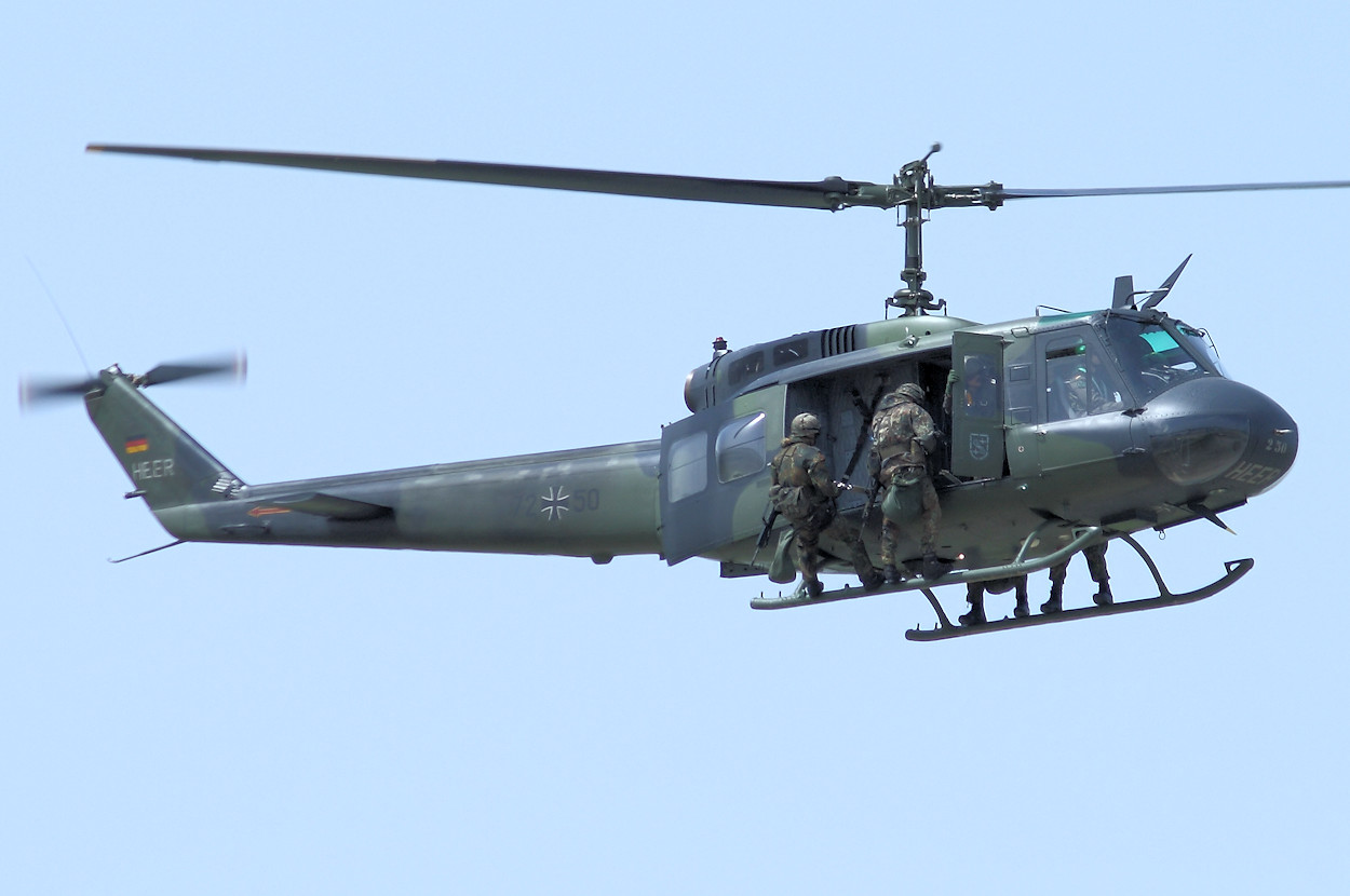 Bell UH-1D Iroquois - Absetzung der Soldaten