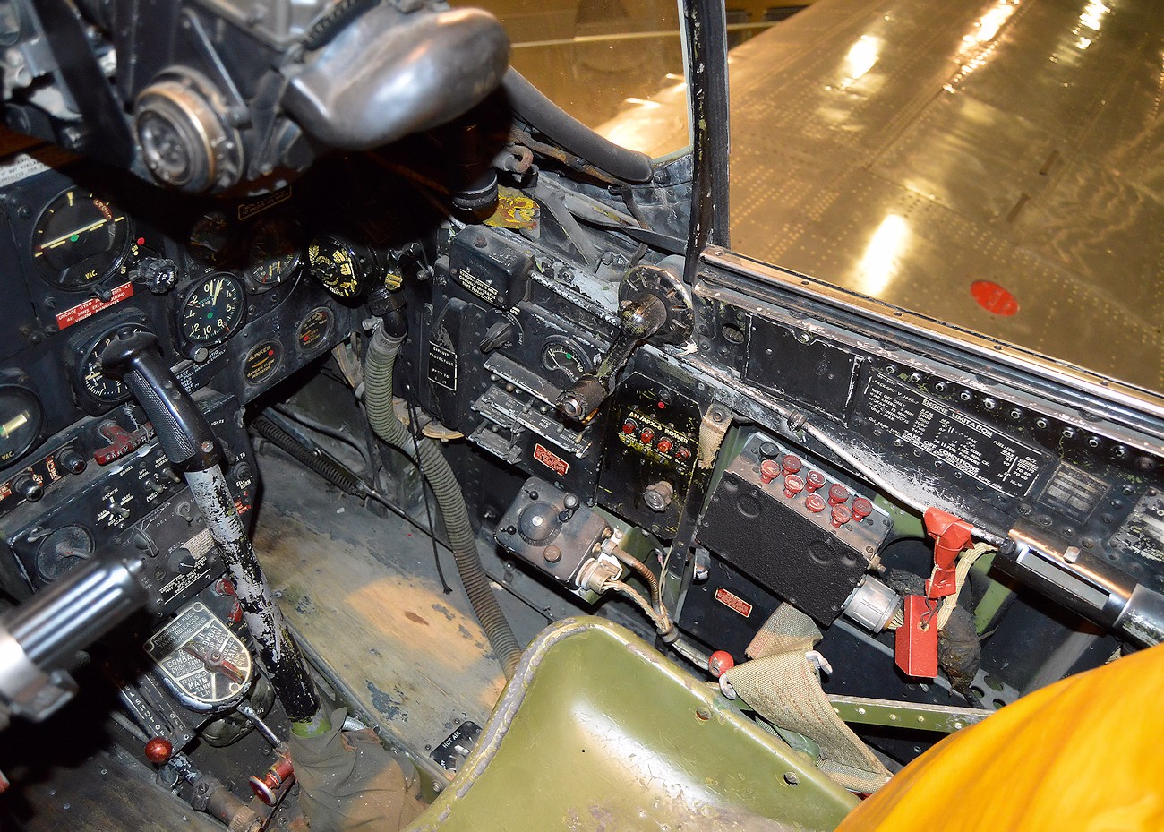 NORTH AMERICAN P-51D MUSTANG - Cockpit rechts