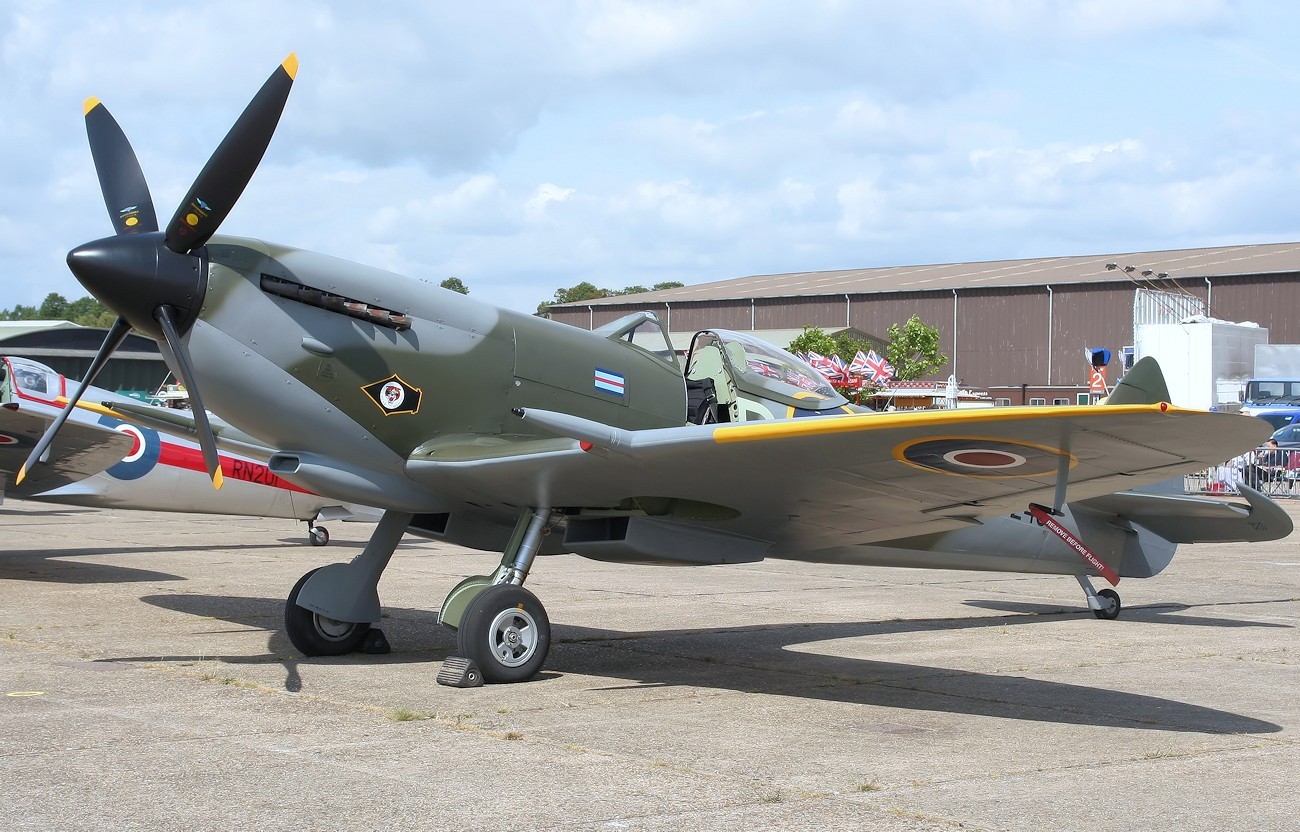 Supermarine Spitfire XVIe - Das Flugzeug wird von einem Packard Merlin Motor der USA angetrieben