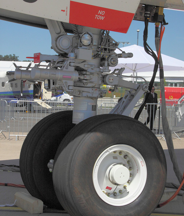 Airbus A380-800 Bugfahrwerk