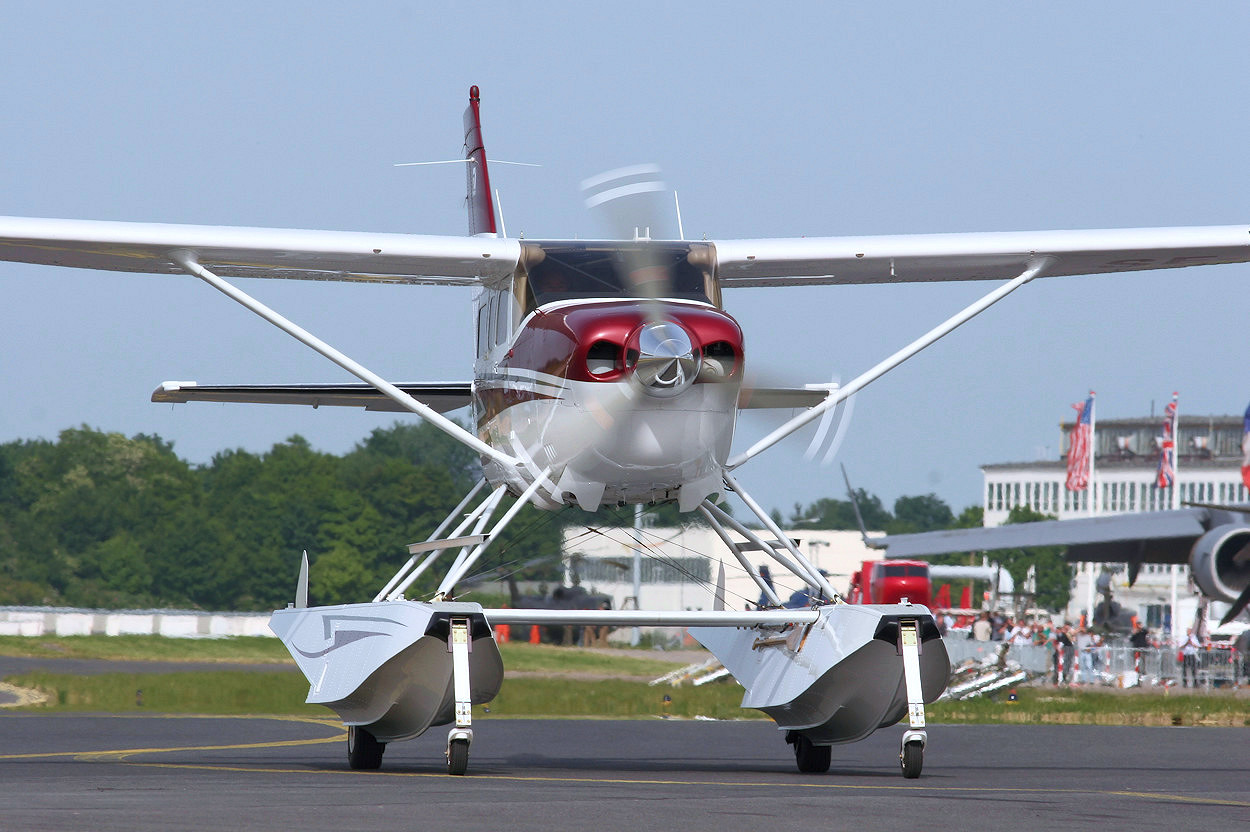 Cessna 206 H Stationair - Das Amphibienflugzeug kann auch auf Land landen