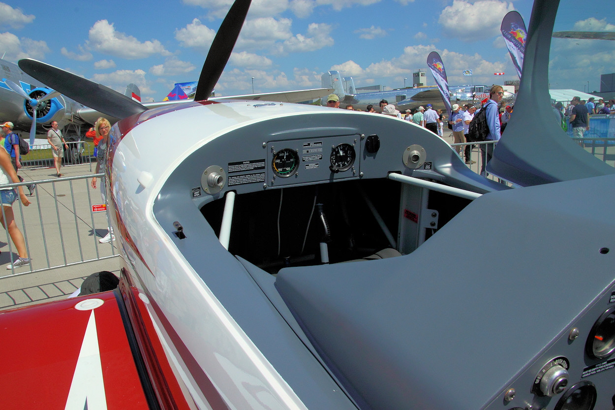 Extra 300L - Gastcockpit vorne