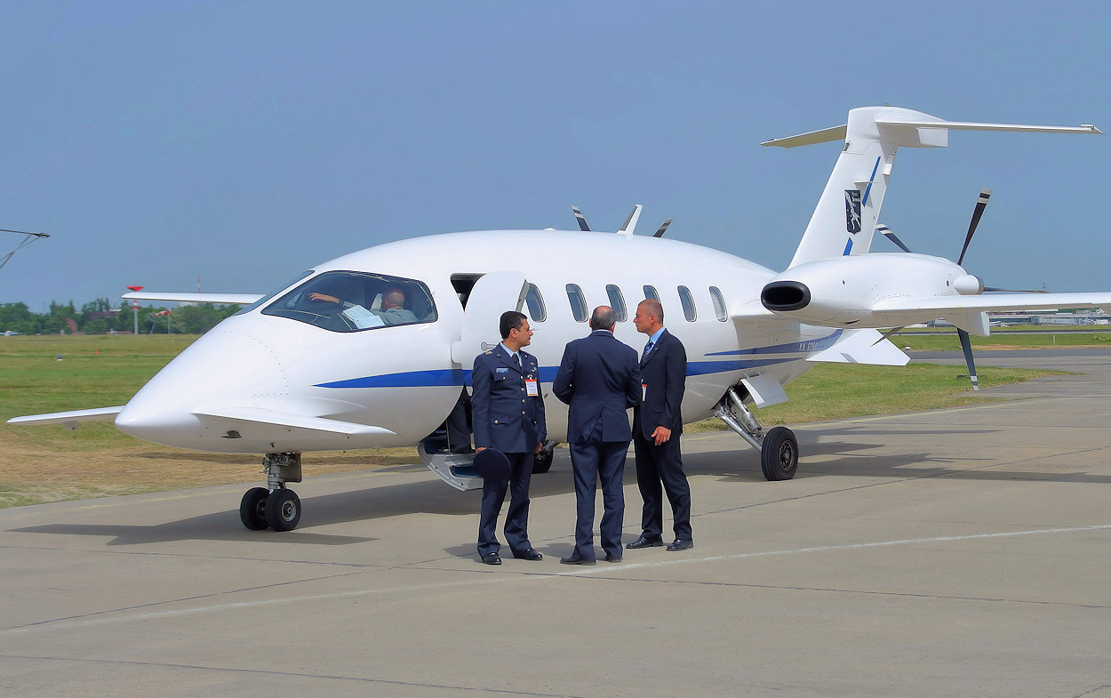 Piaggio P-180 Avanti - Businessflugzeug mit Schubpropeller und Frontflügel