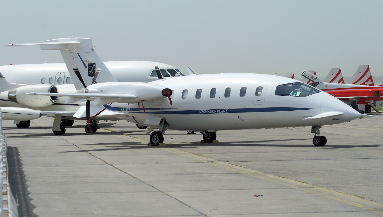 Piaggio P-180 Avanti - Passagierflugzeug