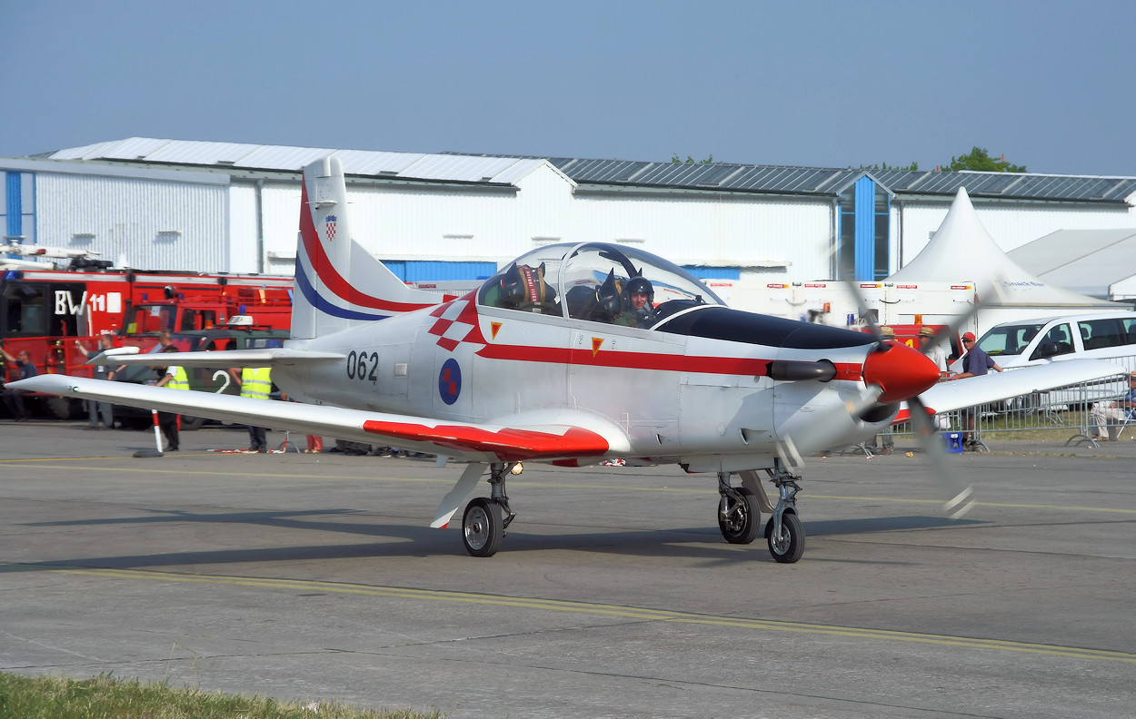 Pilatus PC-9 - Krila Oluje Rollfeld