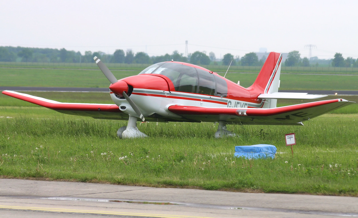 Robin DR 400-180 Regent - französisches Reiseflugzeug mit charakteristisch nach oben abgeknickten Flügelenden