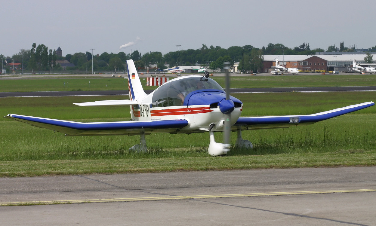 Robin DR 400-180 Regent - französisches Reiseflugzeug mit nach oben abgeknickten Flügelenden