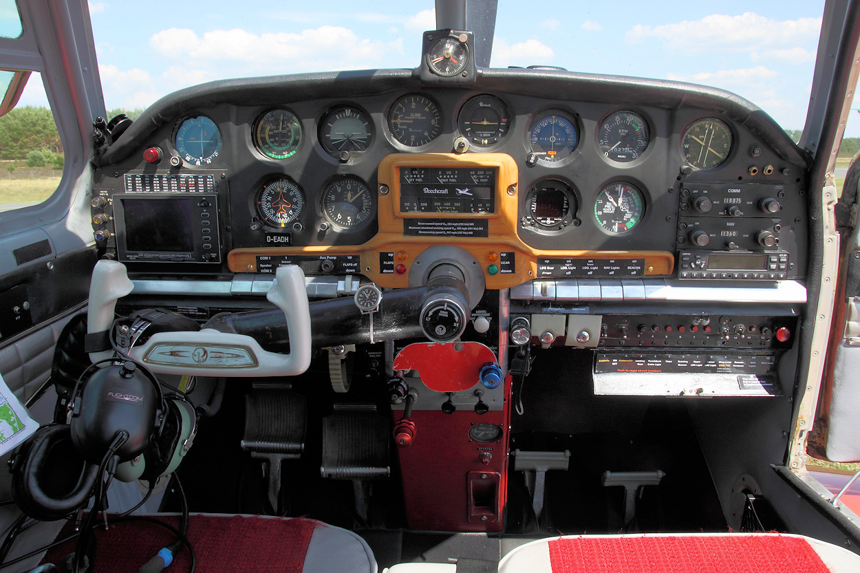 Beechcraft Bonanza V35 - Cockpit