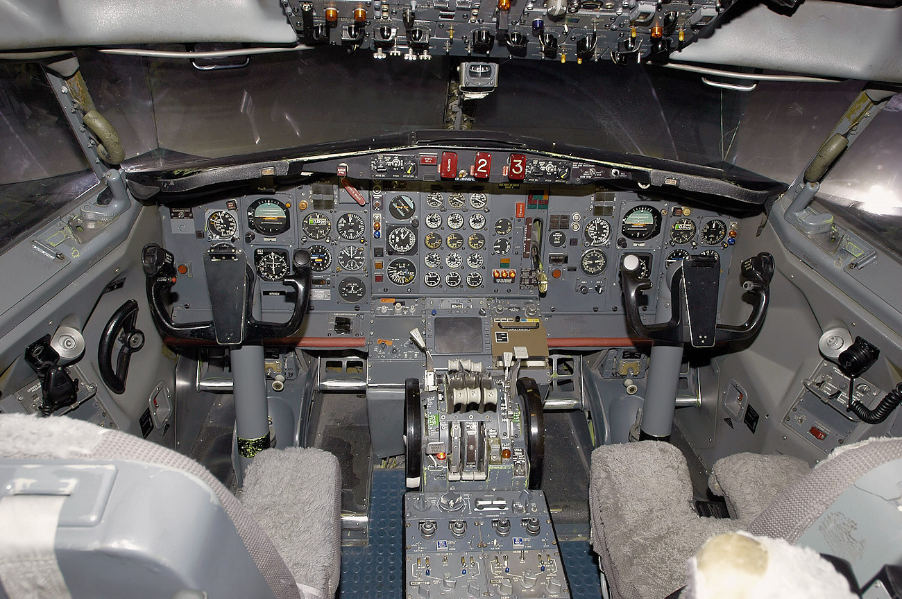 Boeing 727 - Cockpit