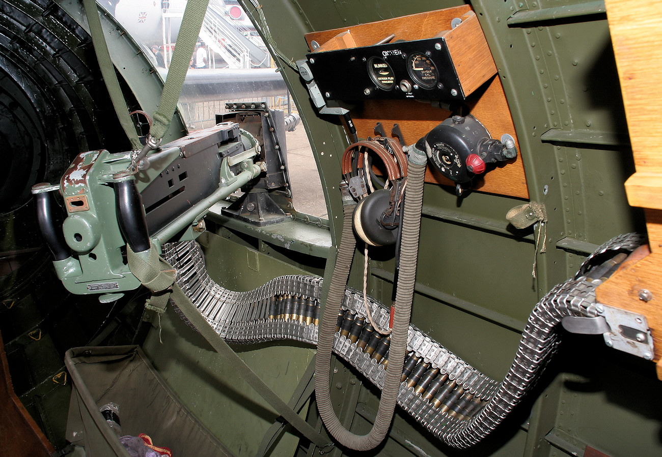 Boeing B-17 Flying Fortress MG auf Lafette