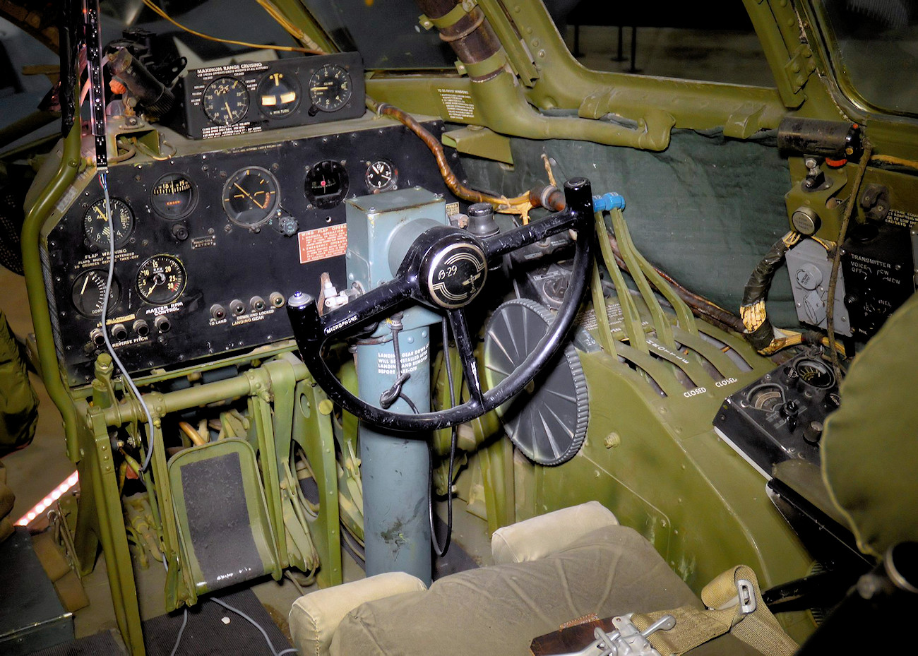 Boeing B-29 Superfortress - Cockpit rechts