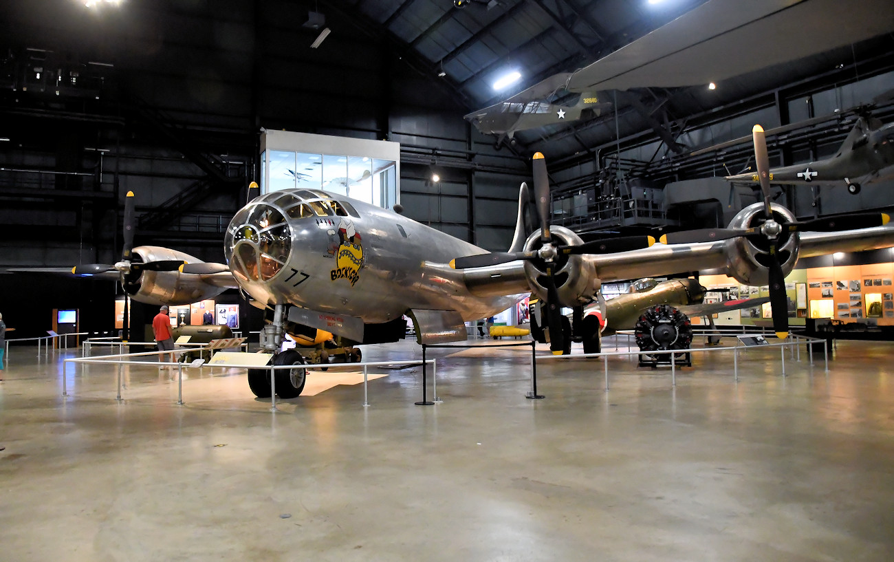 Boeing B-29 Superfortress - warf 2. Atombombe auf Nagasaki ab.