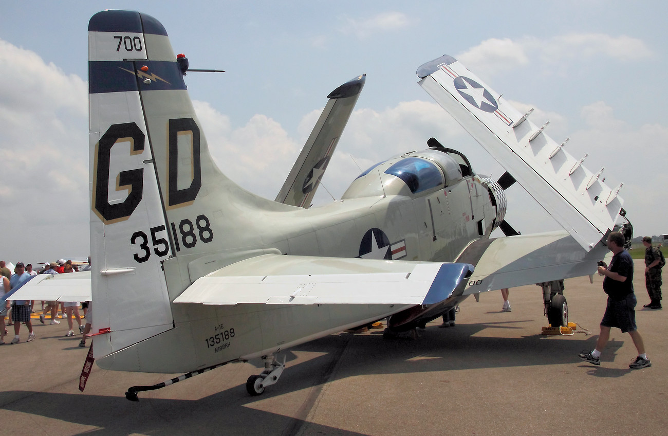 Douglas A-1 Skyraider Kampfflugzeug als Frühwarnflugzeug mit drei Mann Besatzung