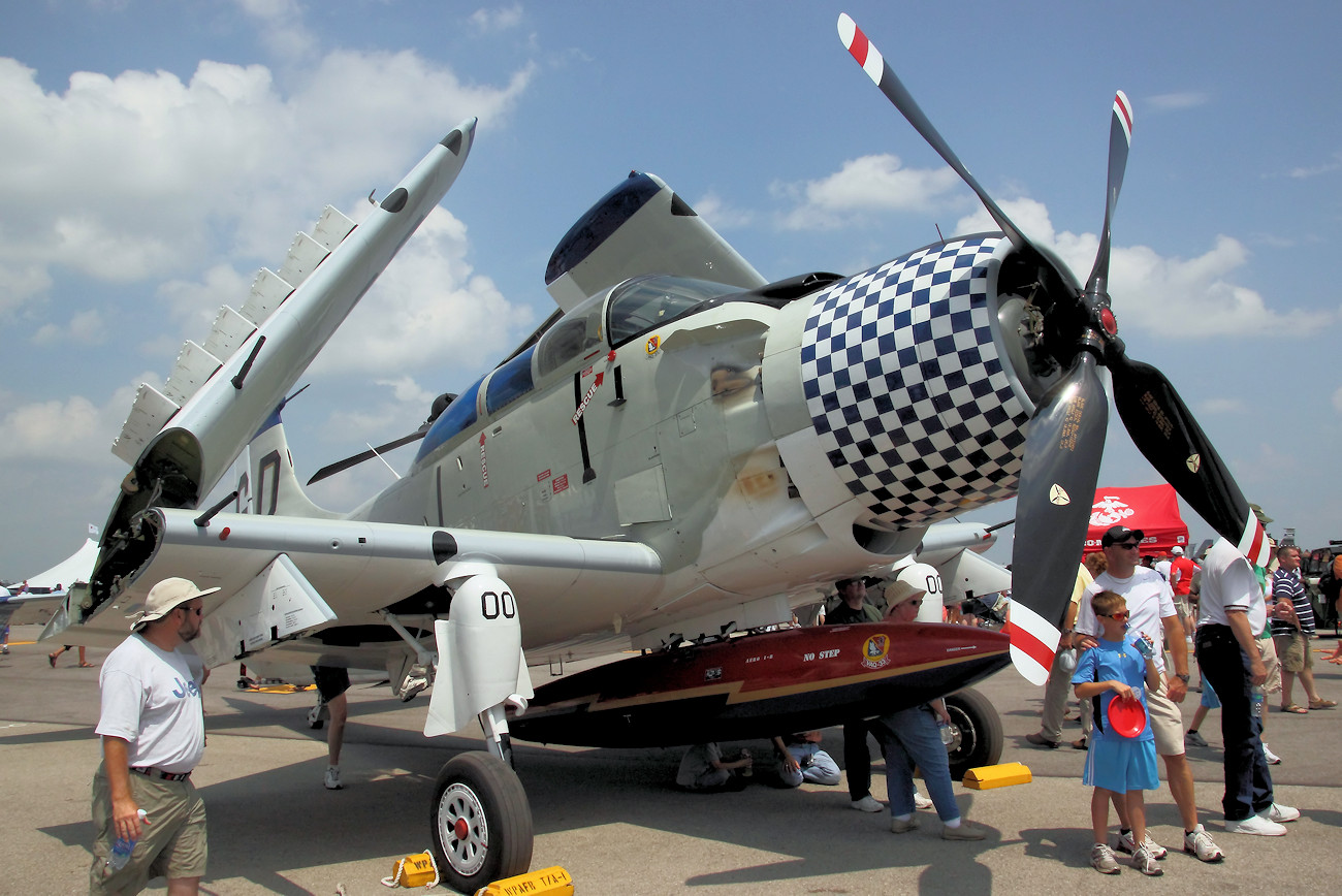 Douglas A-1 Skyraider - Kampfflugzeug als Frühwarnflugzeug mit drei Mann Besatzung