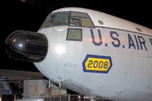 Douglas C-133A Cargo Master - Radar am Bugbereich