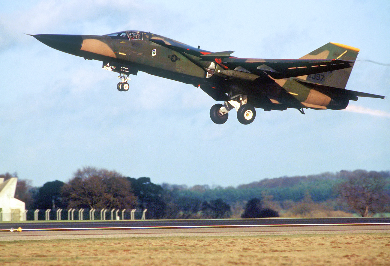 General Dynamics F-111F Aardvark - Flug der USAF