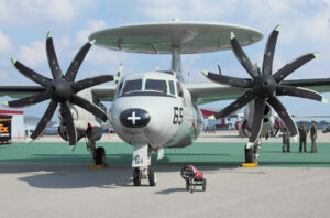 Grumman E-2 Hawkeye - trägergestütztes Frühwarnflugzeug zur Überwachung des Luftraums