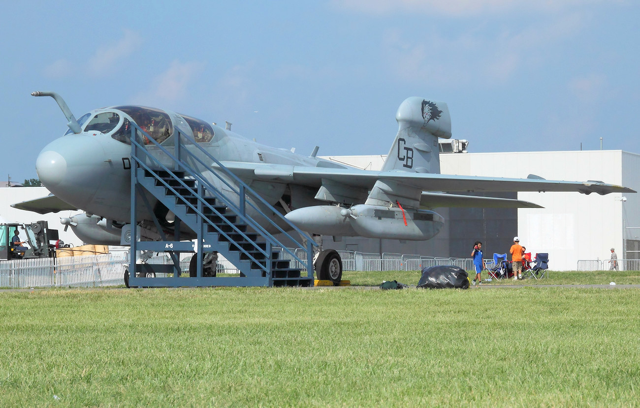 Grumman EA-6 Prowler - Spezialversion mit 2 zusätzlichen Technikern, die den Funkverkehr stören