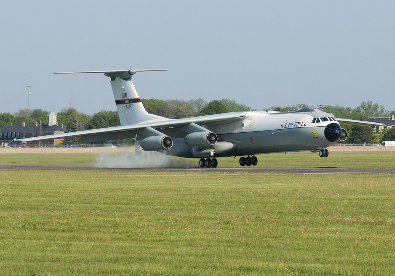 Lockheed C-141 Landung