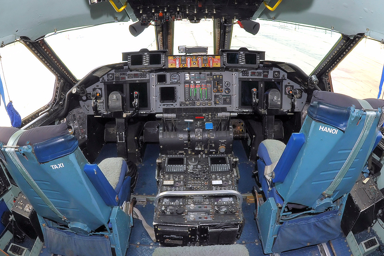 Lockheed C-141C Starlifter - Cockpit