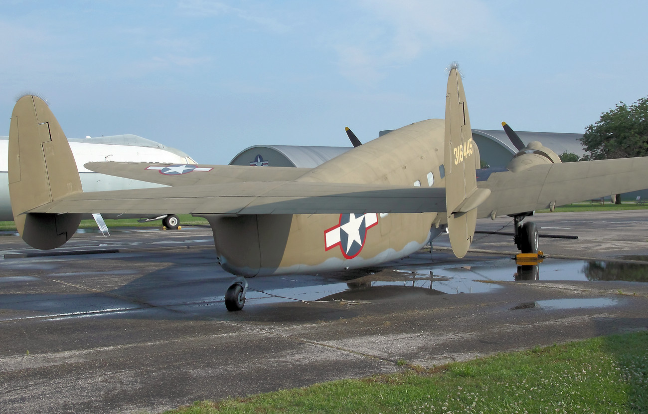 Lockheed C-60 Lodestar - Leitwerk