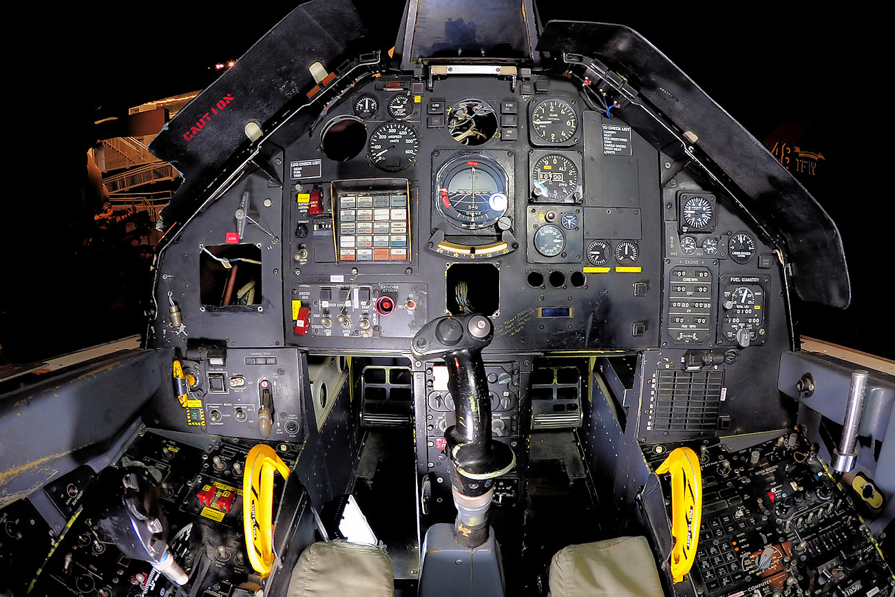 Lockheed F-117A Nighthawk - Cockpit