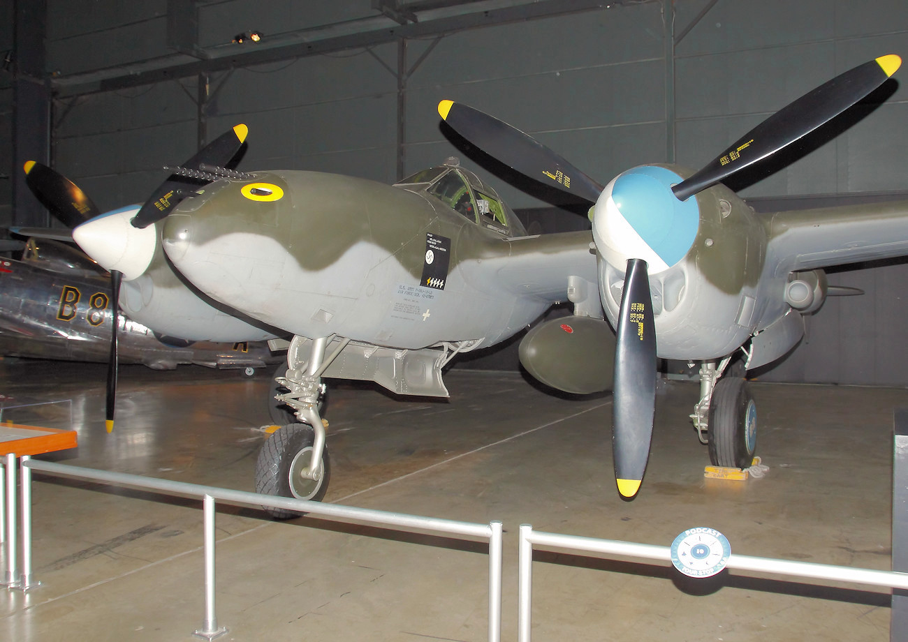 Lockheed P-38L Lightning - Kampfflugzeug der USA mit doppelten Leitwerksträgern