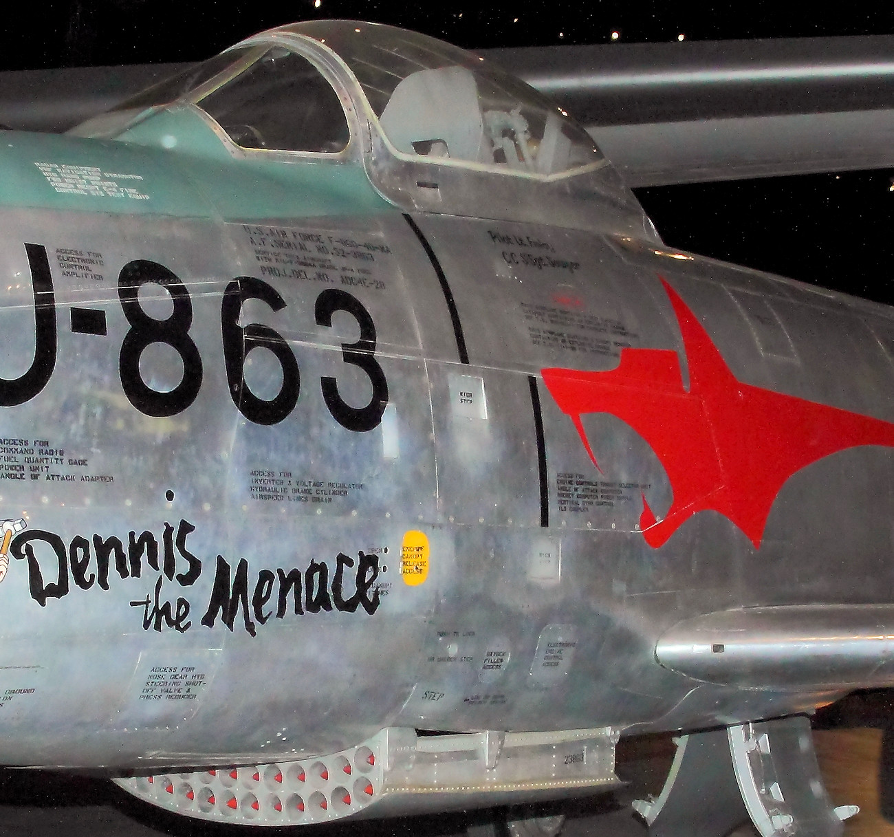 North American F-86D Sabre - Kampfflugzeug mit Luft-Luft-Raketen unter dem Rumpf