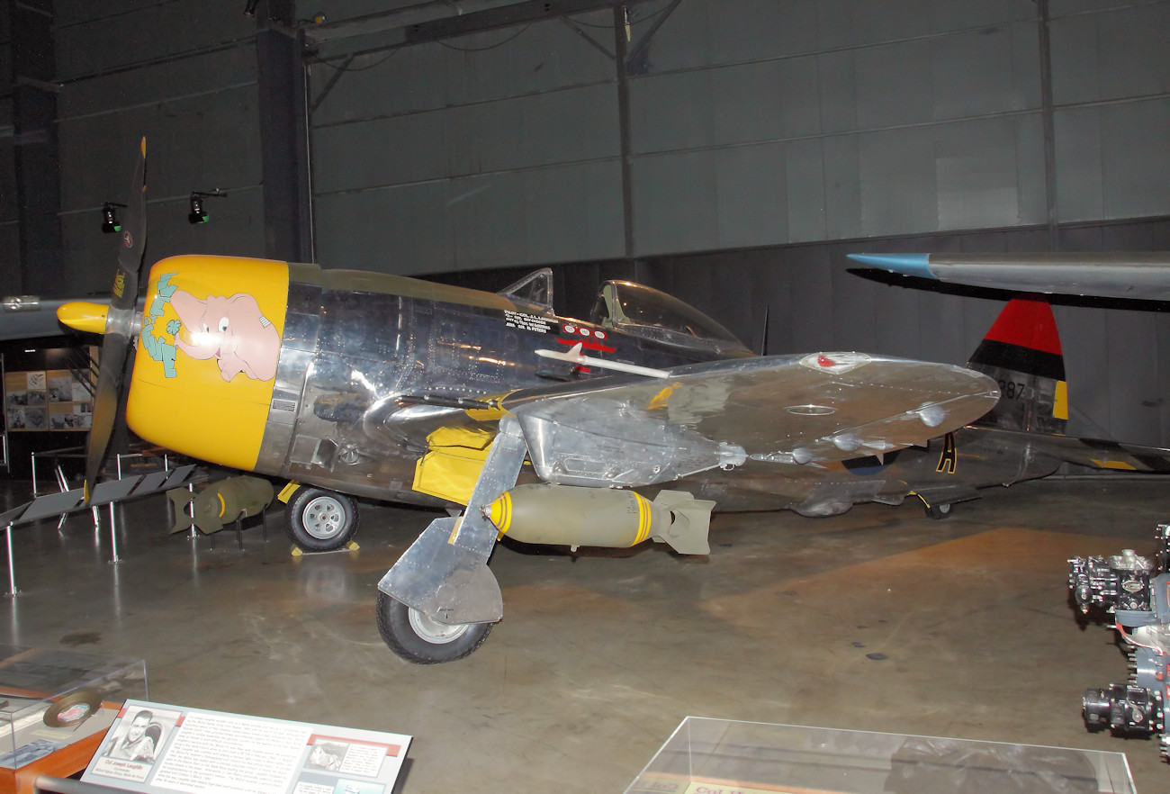 Republic P-47D Thunderbolt - Kampfflugzeug mit neuerer Cockpithaube und Rund-um-Sicht