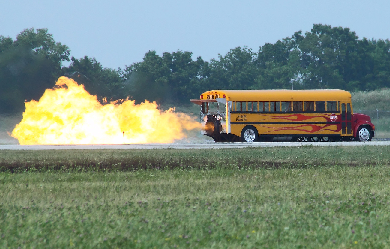 School Time Jet Bus - Der Schulbus hat 42.000 PS und rast mit 563 km/h über die Startbahn