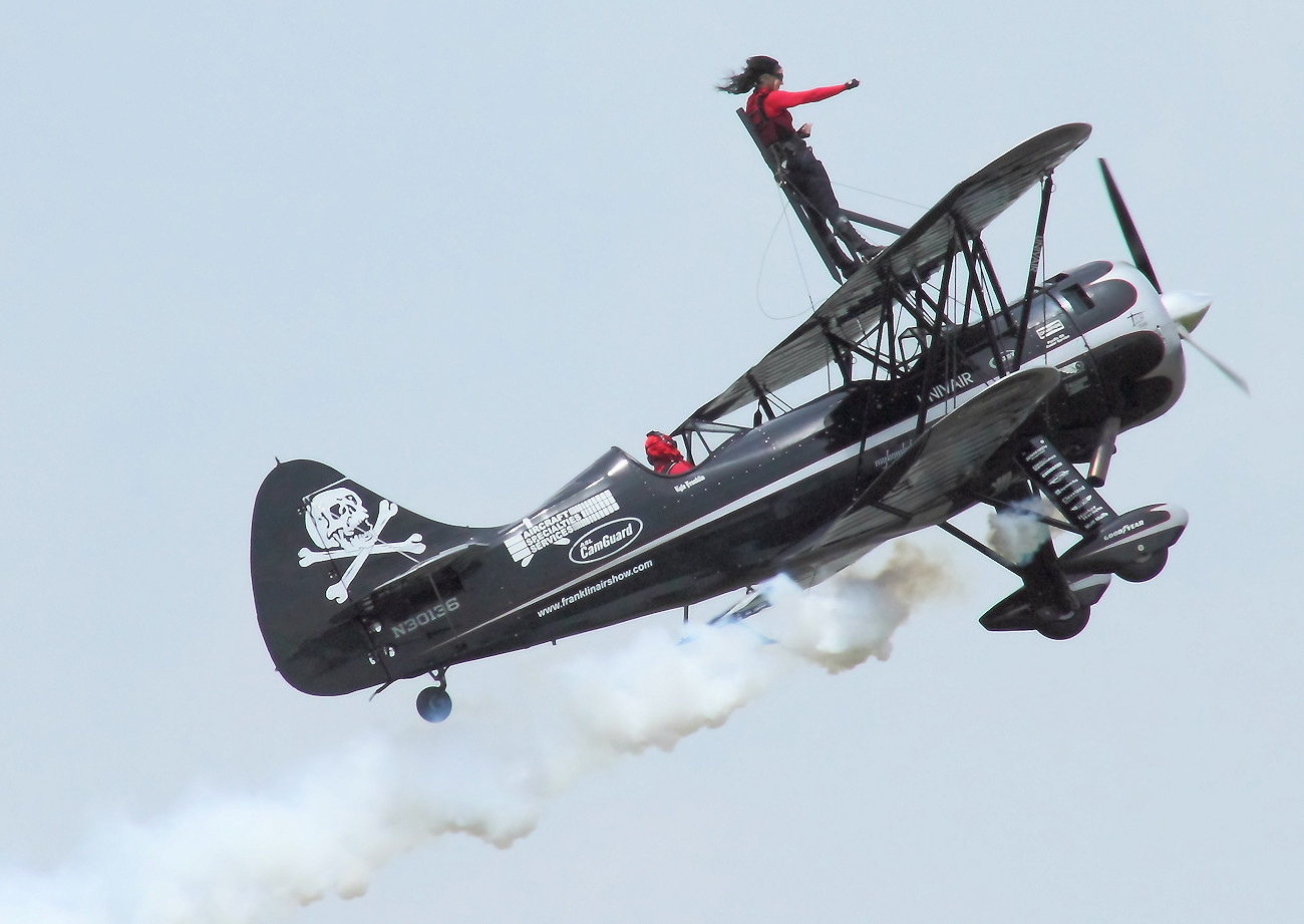 Waco Mystery Ship Pirated Skies - Wingwalking von Kyle Franklin und Amanda Franklin