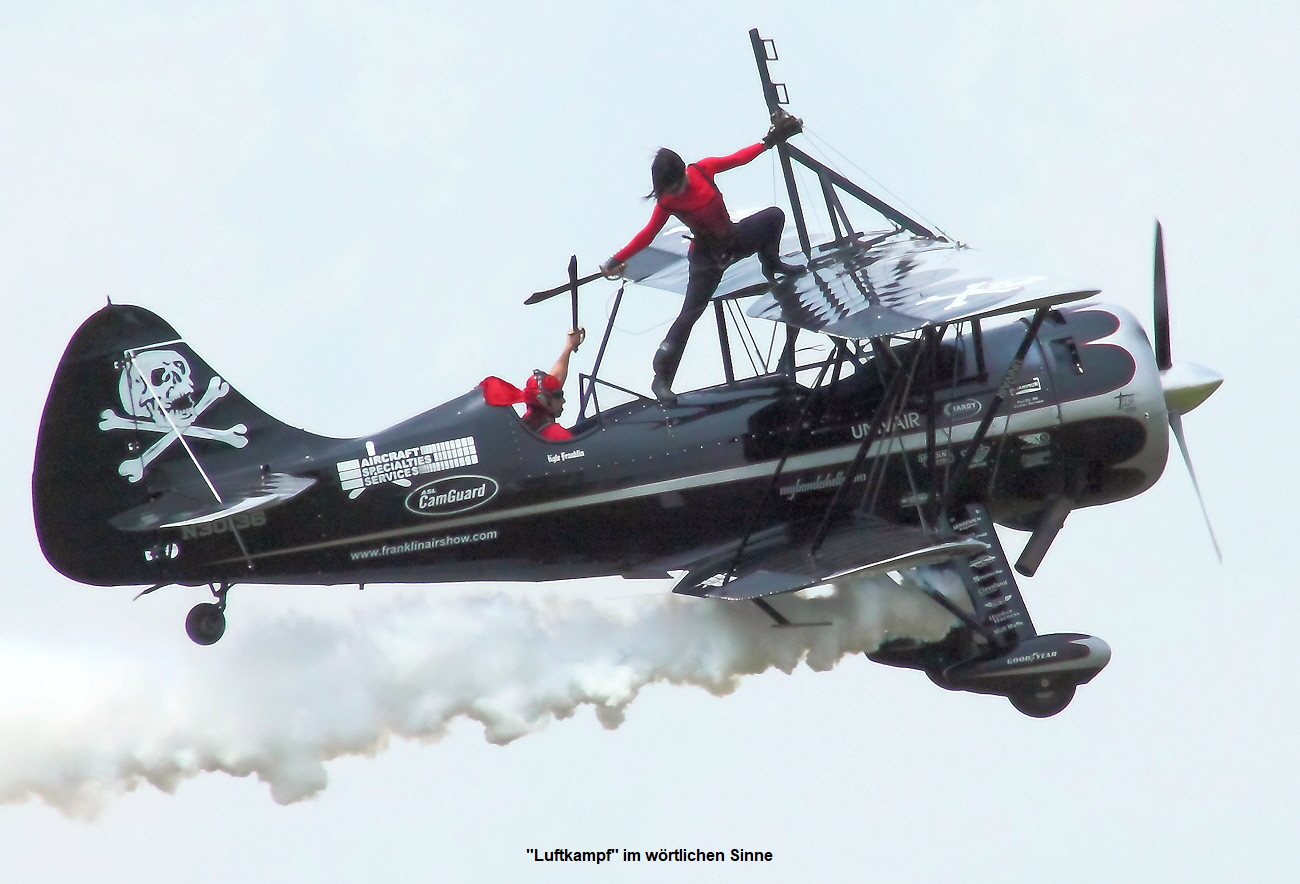 Waco Mystery Ship Pirated Skies - Wingwalking und Kunstflug von Kyle Franklin und Amanda Franklin mit einer Waco UPF-7