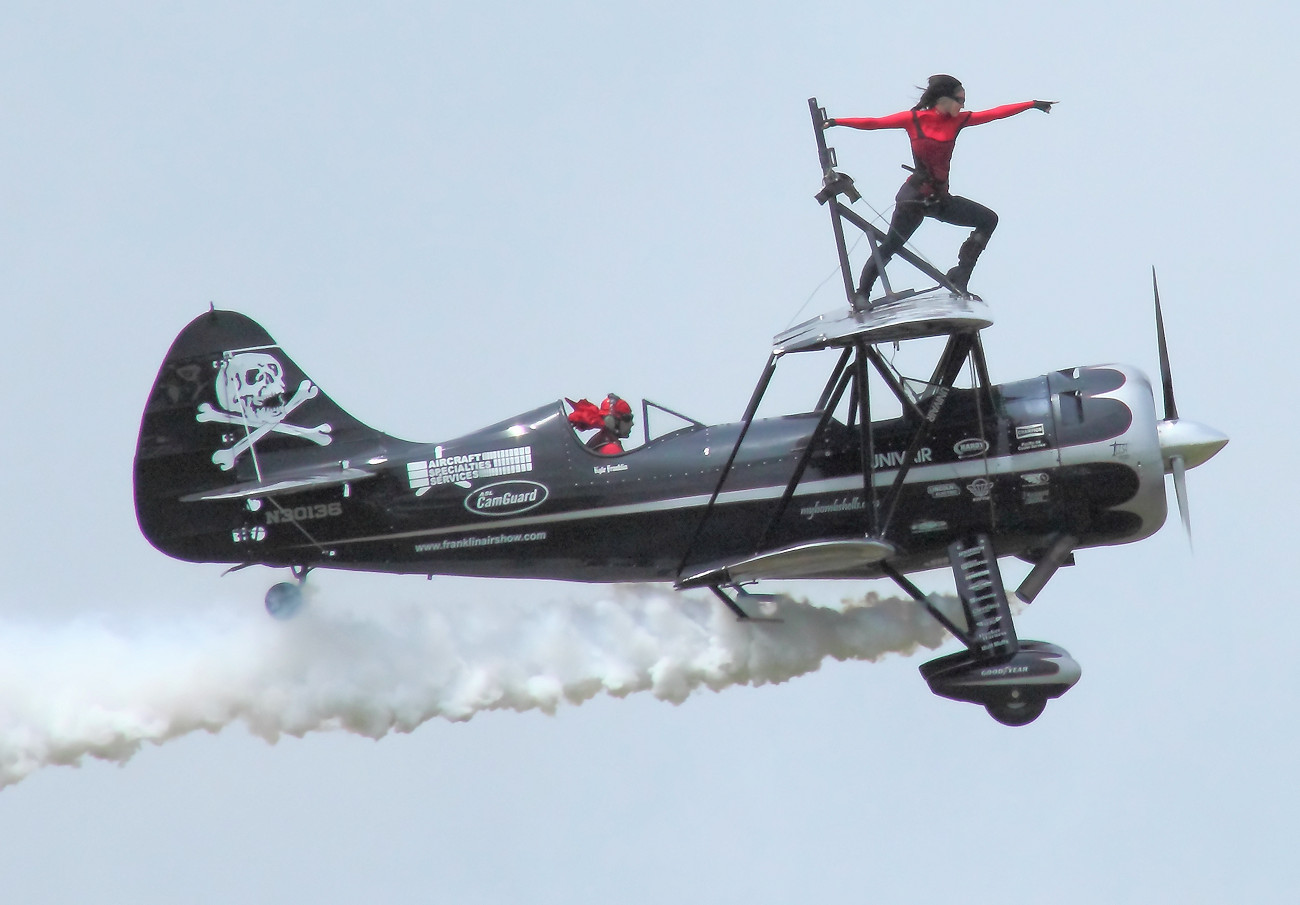 Waco Mystery Ship Pirated Skies - Wingwalking von Kyle Franklin und Amanda Franklin mit einer Waco UPF-7