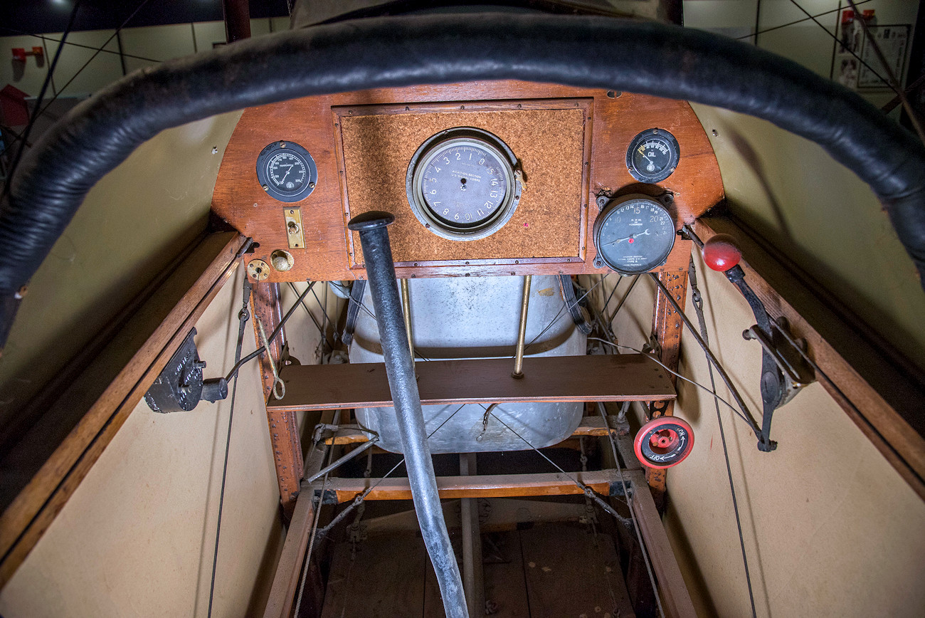 Curtiss JN-4D Jenny - Cockpit