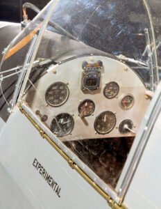 Story Little Gee Bee - Cockpit