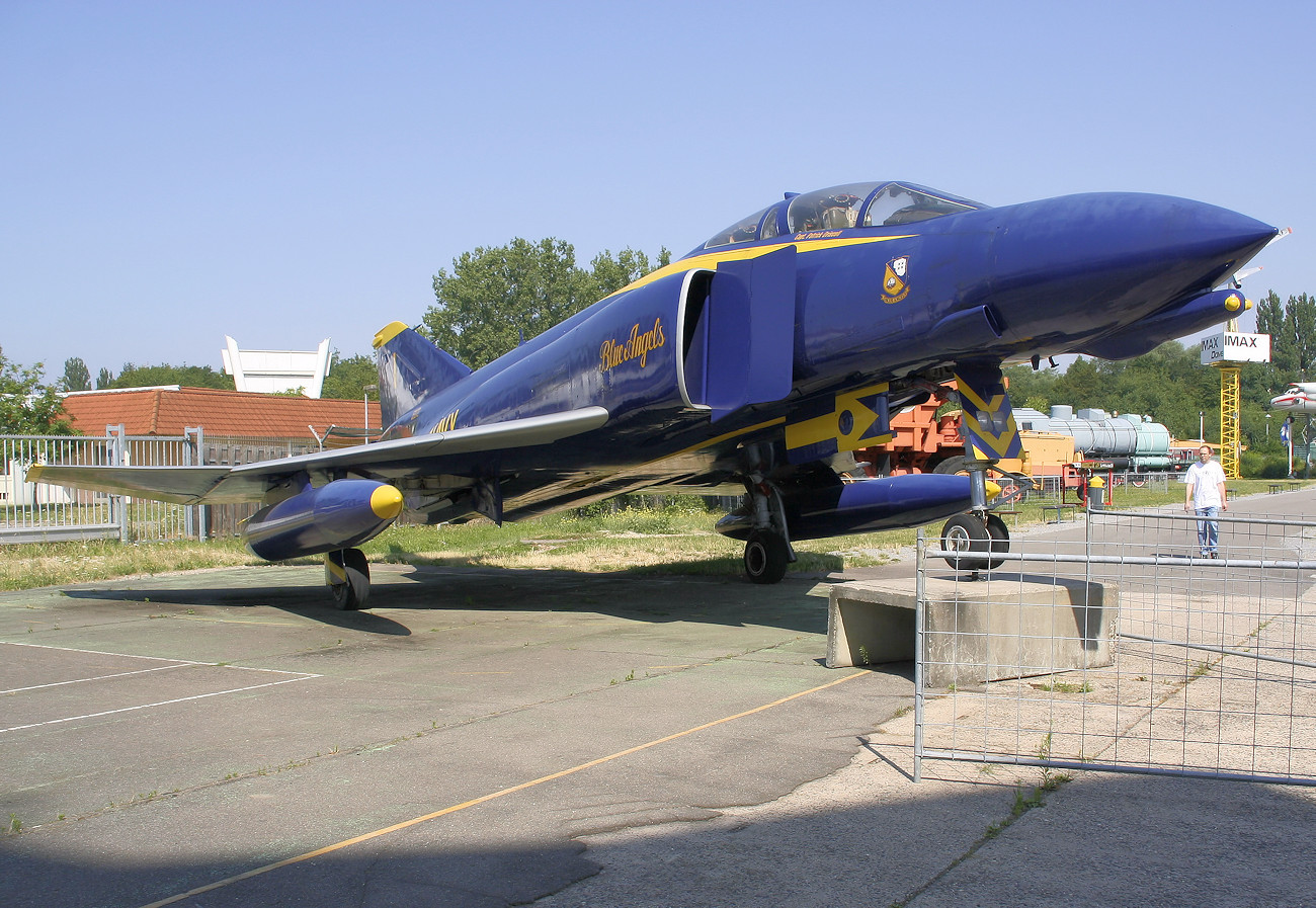 McDonnell Douglas F-4 J Phantom II - Flugzeug der Kunstflugstaffel Blue Angels der U.S. Navy