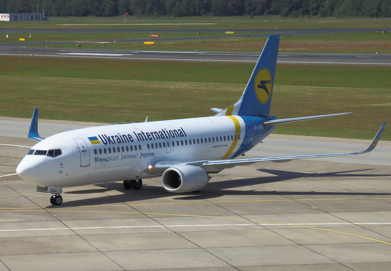 Boeing 737-300 - Rollfeld auf dem Flugplatz