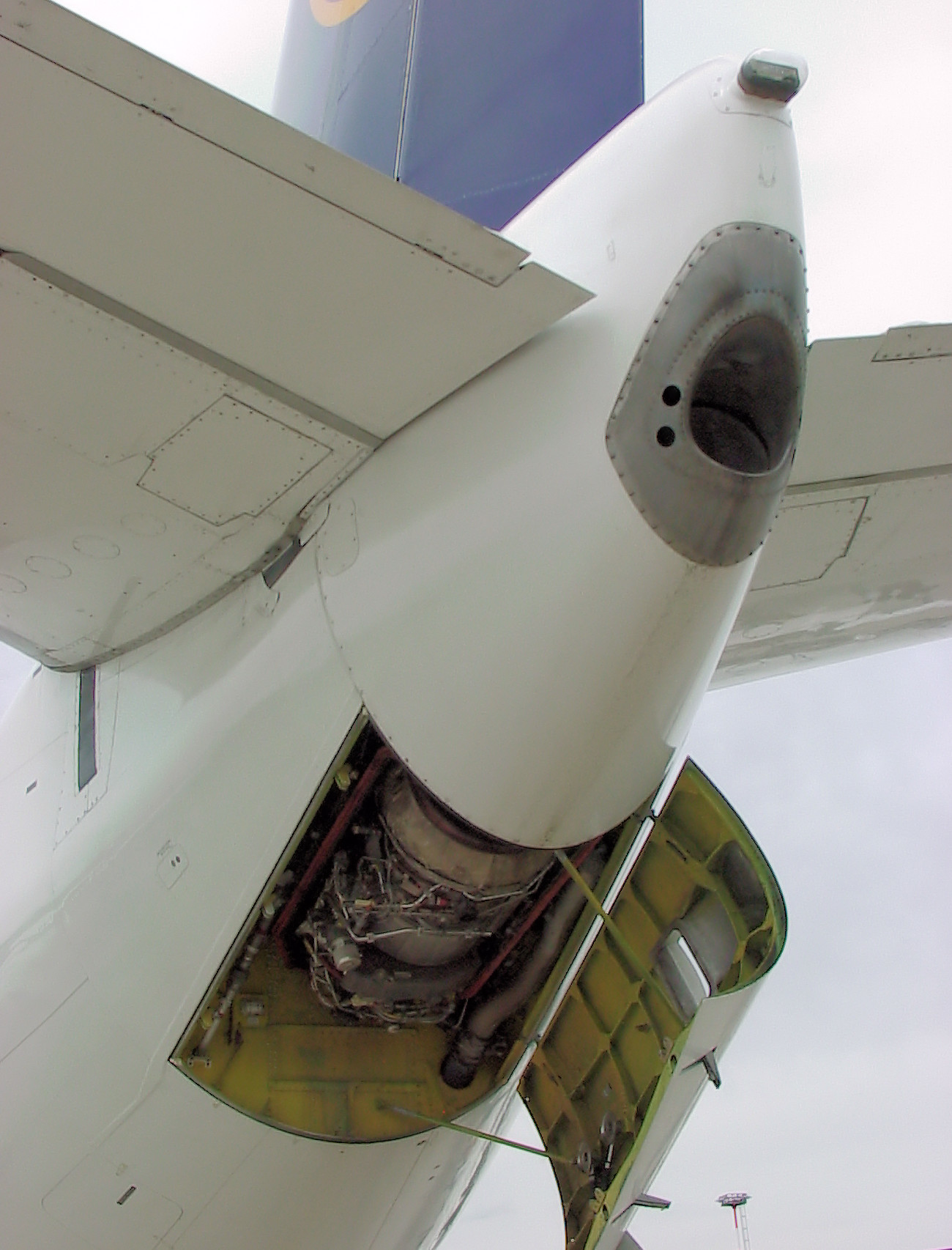 Boeing 737-500 - Hilfsturbine im Heck