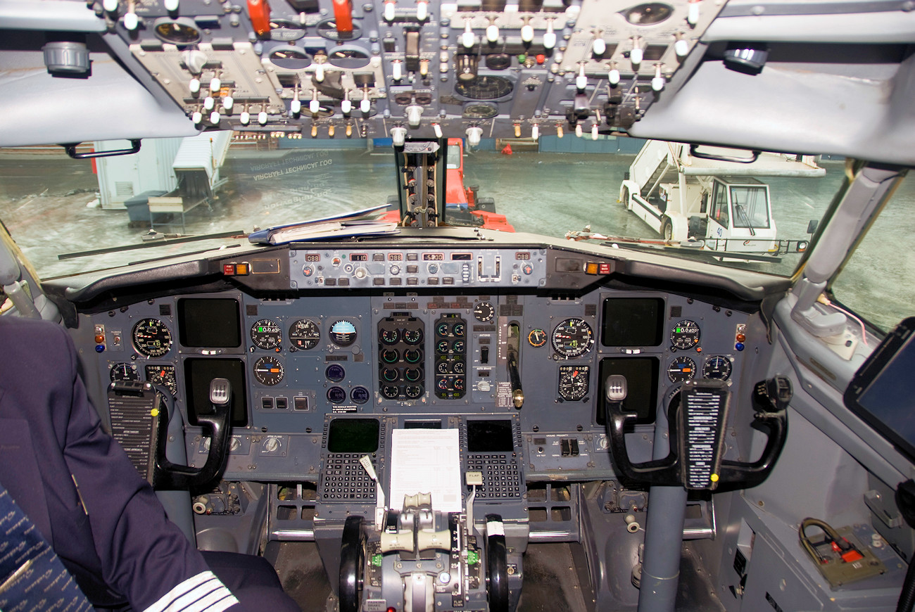 Cockpit der Boeing 737-300