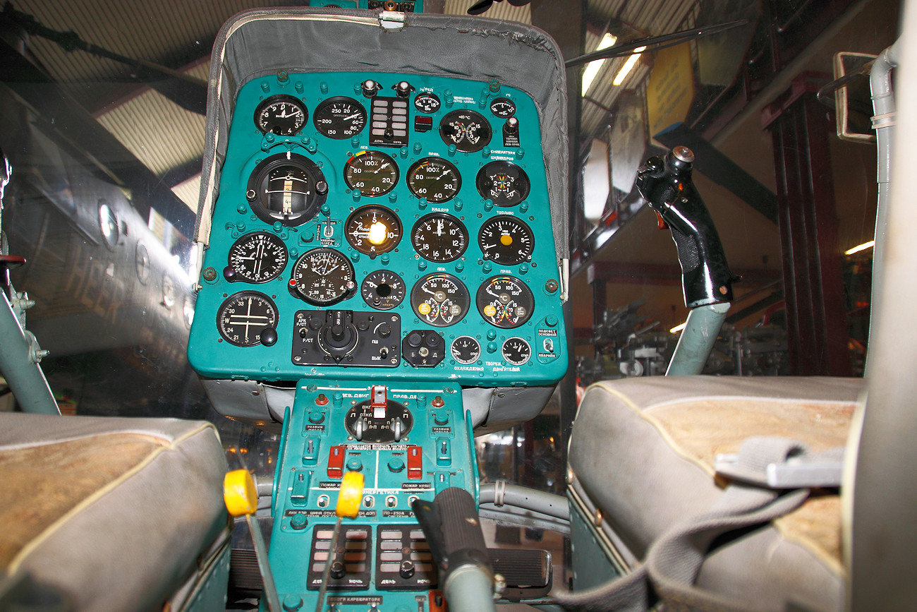 Kamow Ka-26 - Cockpit